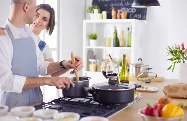 Bela jovem mulher usando um tablet digital na cozinha — Fotografia de Stock