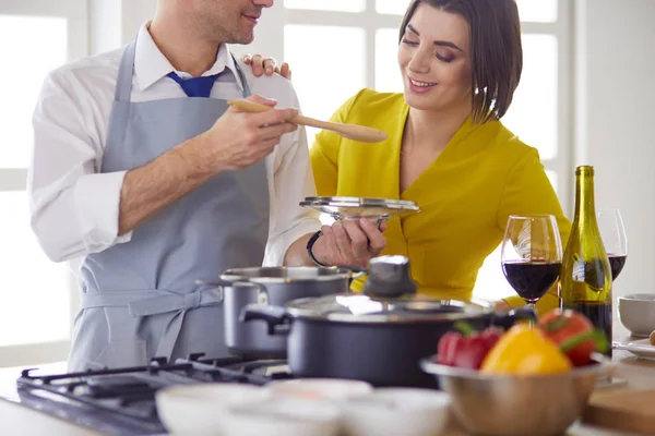 Hermosa joven usando una tableta digital en la cocina —  Fotos de Stock