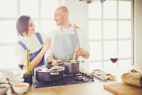 Pasangan memasak bersama di dapur di rumah — Stok Foto