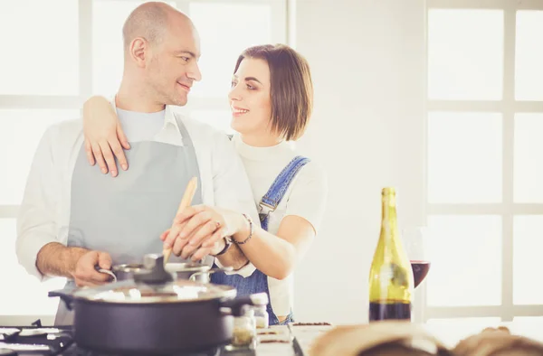 Casal cozinhar juntos na cozinha em casa — Fotografia de Stock