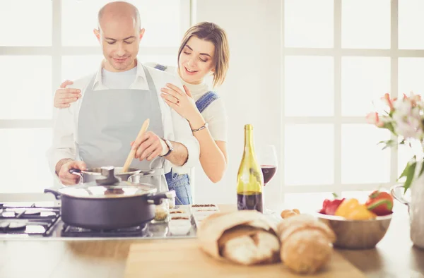 Casal cozinhar juntos na cozinha em casa — Fotografia de Stock