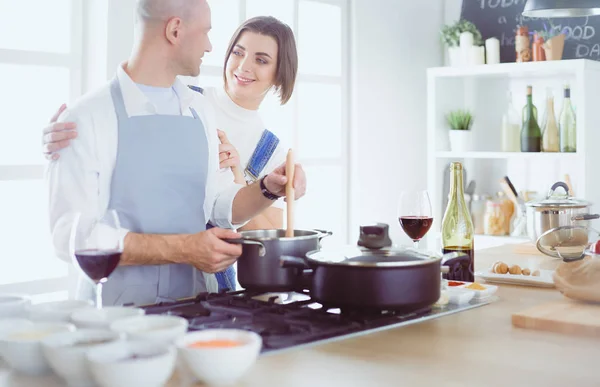 Pareja cocinando juntos en la cocina en casa — Foto de Stock