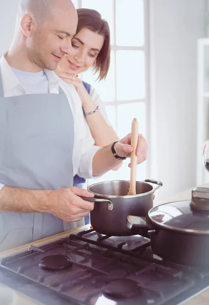 Par matlagning tillsammans i köket hemma — Stockfoto