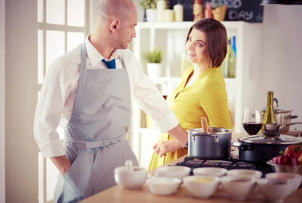 Belle jeune femme utilisant une tablette numérique dans la cuisine — Photo