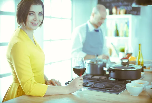 Hermosa joven usando una tableta digital en la cocina — Foto de Stock