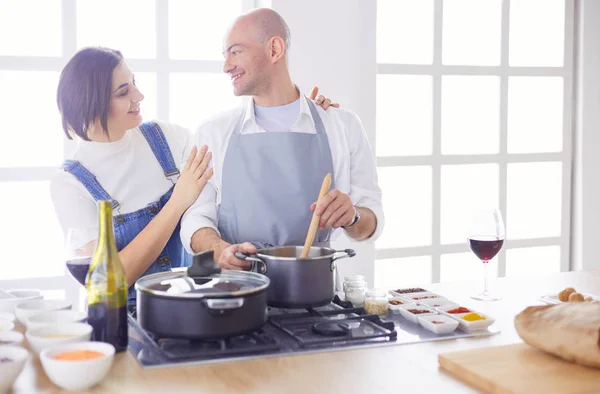 Ζευγάρι μαγείρεμα μαζί στην κουζίνα στο σπίτι — Φωτογραφία Αρχείου