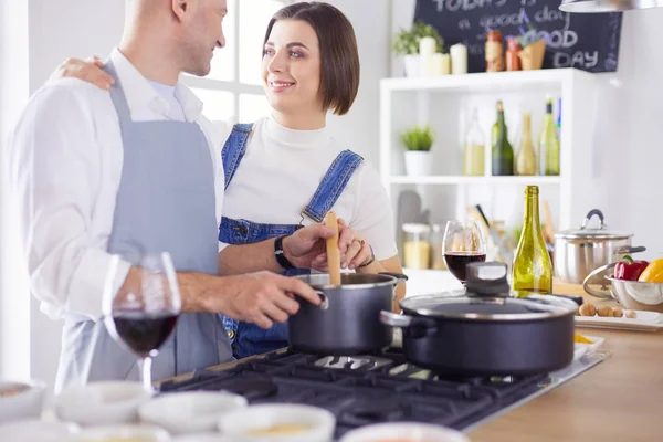 Casal cozinhar juntos na cozinha em casa — Fotografia de Stock