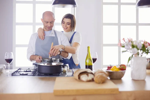 Casal cozinhar juntos na cozinha em casa — Fotografia de Stock