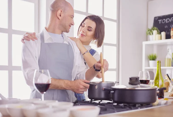 家庭のキッチンで一緒に料理をするカップル — ストック写真