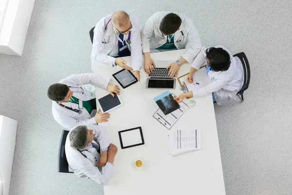 Equipe médica sentado e discutindo à mesa, vista superior — Fotografia de Stock