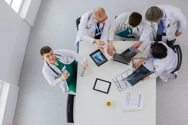 Equipo médico sentado y discutiendo en la mesa, vista superior —  Fotos de Stock