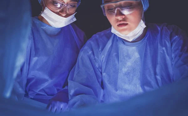 수술을 하고 있는 의사들이 찍은 메스 사진. — 스톡 사진
