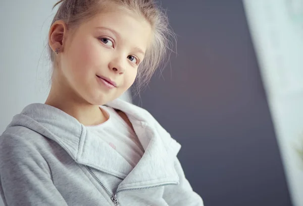 Girl and doctor with stethoscope listening to heartbeat — Stock Photo, Image