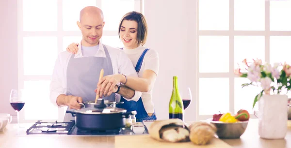 Casal cozinhar juntos na cozinha em casa — Fotografia de Stock