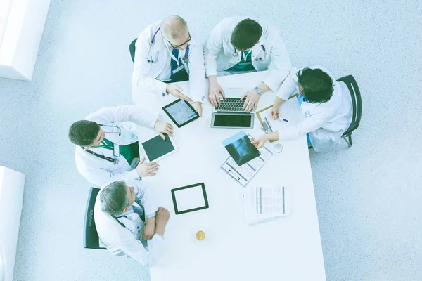 Equipo médico sentado y discutiendo en la mesa, vista superior —  Fotos de Stock