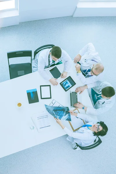 Medicinskt team sitter och diskuterar vid bordet, ovanifrån — Stockfoto