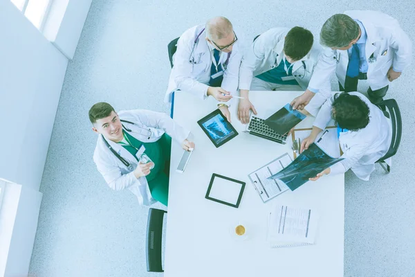 Equipe médica sentado e discutindo à mesa, vista superior — Fotografia de Stock