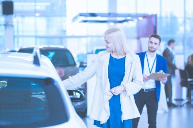 yatakta uyuyan güzel genç sarışın kadın