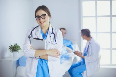 Hastane lobisinde tablet bilgisayar kullanan kadın doktor.