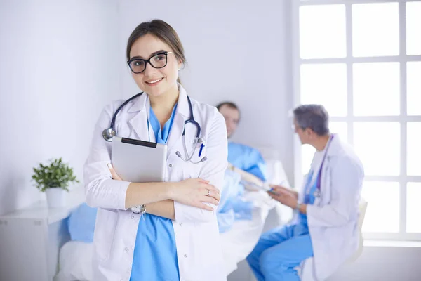 Vrouwelijke arts met behulp van tablet computer in het ziekenhuis lobby — Stockfoto