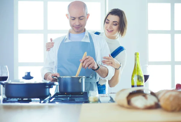 Pareja cocinando juntos en la cocina en casa —  Fotos de Stock