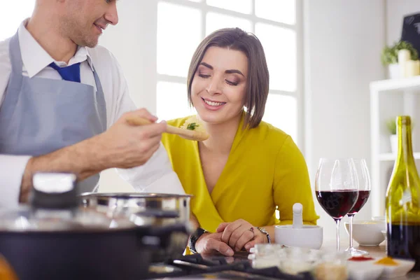 Pareja cocinando juntos en la cocina en casa — Foto de Stock