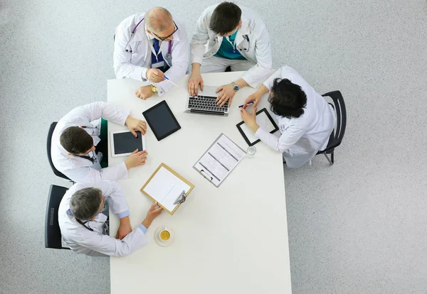 Equipo médico sentado y discutiendo en la mesa, vista superior —  Fotos de Stock