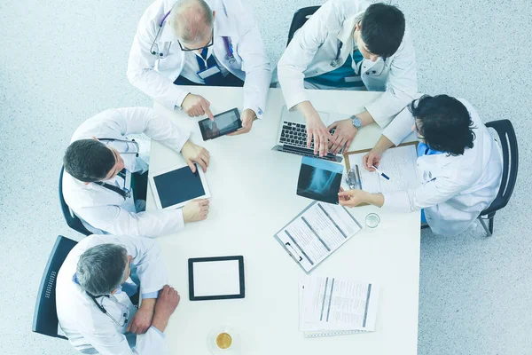 Equipo médico sentado y discutiendo en la mesa, vista superior —  Fotos de Stock