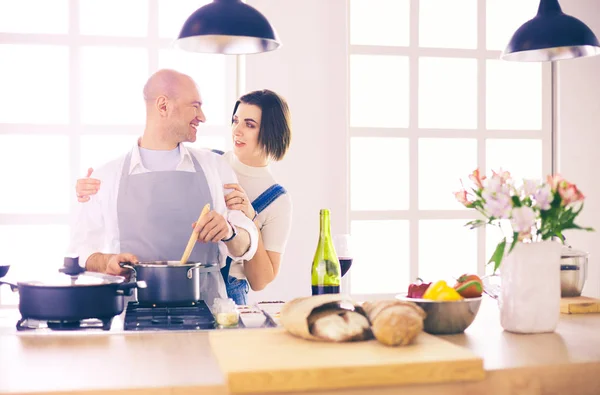 Casal cozinhar juntos na cozinha em casa — Fotografia de Stock