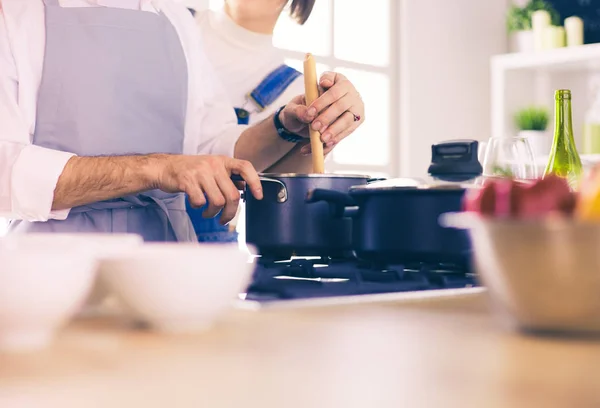 Par matlagning tillsammans i köket hemma — Stockfoto