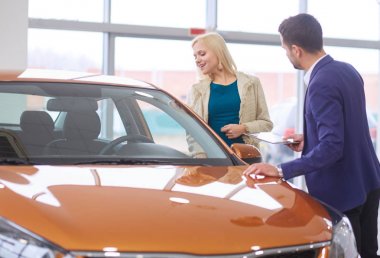 yatakta uyuyan güzel genç sarışın kadın