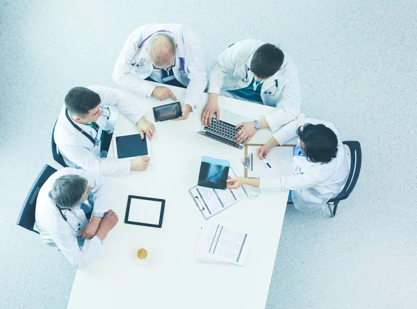 Equipo médico sentado y discutiendo en la mesa, vista superior —  Fotos de Stock