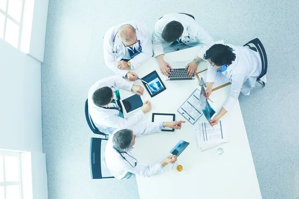 Medicinskt team sitter och diskuterar vid bordet, ovanifrån — Stockfoto