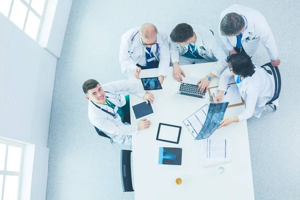 Equipe médica sentado e discutindo à mesa, vista superior — Fotografia de Stock