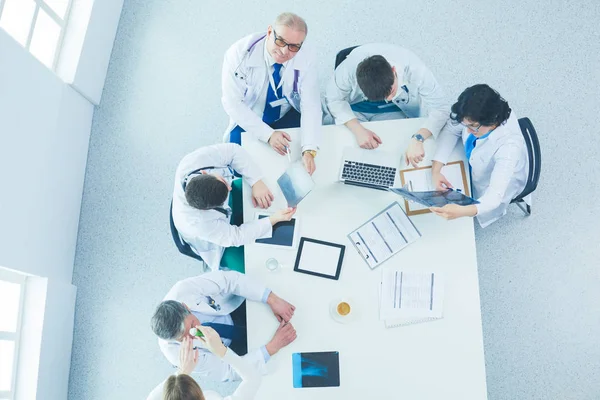 Equipo médico sentado y discutiendo en la mesa, vista superior —  Fotos de Stock