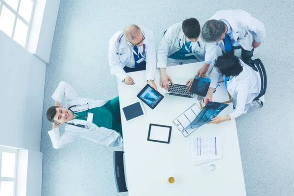 Equipo médico sentado y discutiendo en la mesa, vista superior —  Fotos de Stock