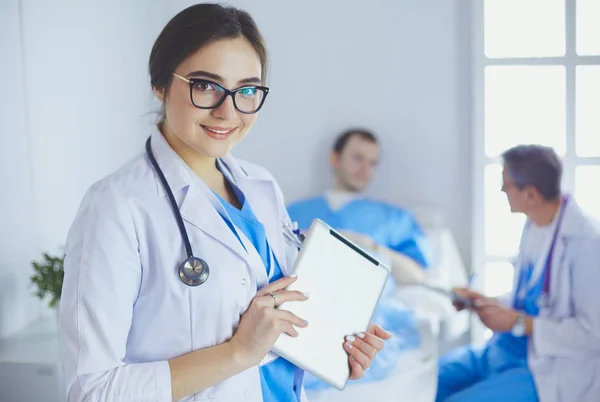 Ärztin benutzt Tablet-Computer in Krankenhauslobby — Stockfoto