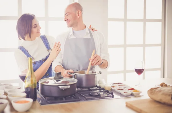 Casal cozinhar juntos na cozinha em casa — Fotografia de Stock