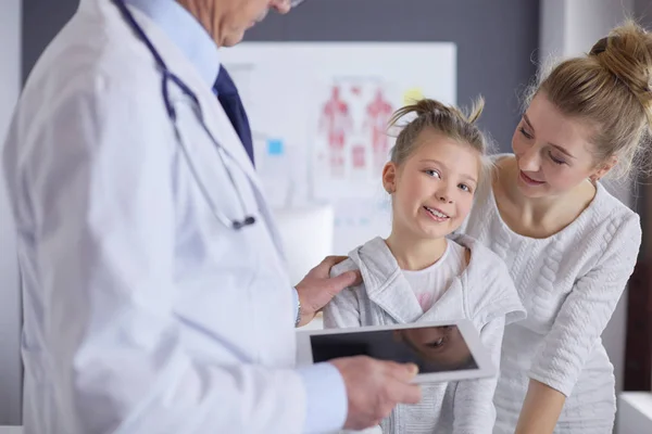 Bambina con la madre da un medico su consultazione — Foto Stock