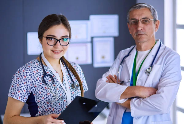 Un team medico di medici, uomini e donne, in carica — Foto Stock