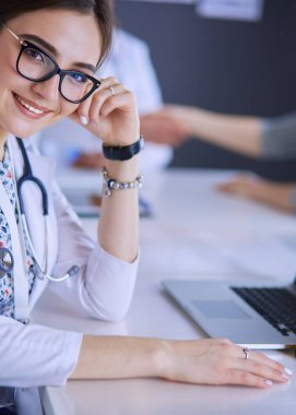 Doktor ve hasta masada otururken bir şey tartışıyorlar. İlaç ve sağlık hizmetleri kavramı