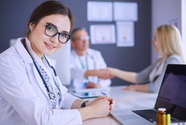 Doktor ve hasta masada otururken bir şey tartışıyorlar. İlaç ve sağlık hizmetleri kavramı