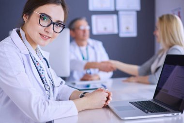 Doktor ve hasta masada otururken bir şey tartışıyorlar. İlaç ve sağlık hizmetleri kavramı