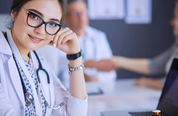 Docteur et patient discutant de quelque chose assis à la table. Médecine et soins de santé concept — Photo