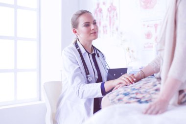 Doktor ve hasta masada otururken bir şey tartışıyorlar. İlaç ve sağlık hizmetleri kavramı