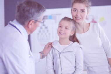 Annesiyle birlikte küçük bir kız danışmanlık için doktora gitmiş.