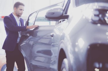 yatakta uyuyan güzel genç sarışın kadın