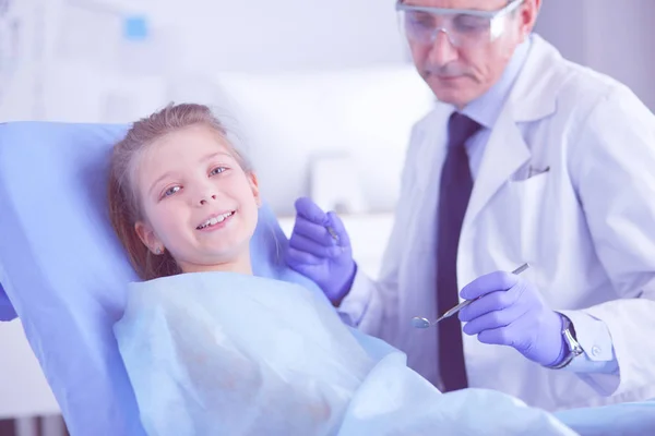 Petite fille assise dans le bureau des dentistes — Photo