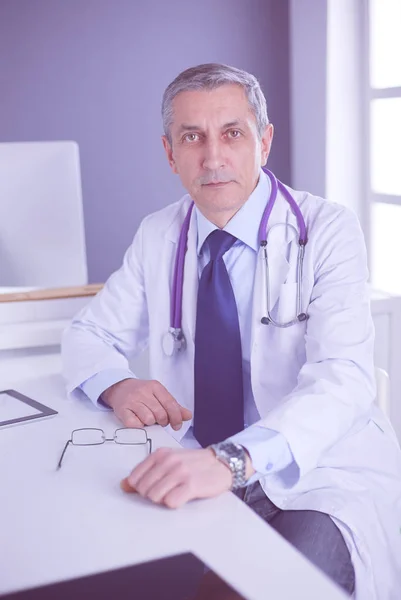 Retrato de un médico sonriente en su despacho luminoso —  Fotos de Stock