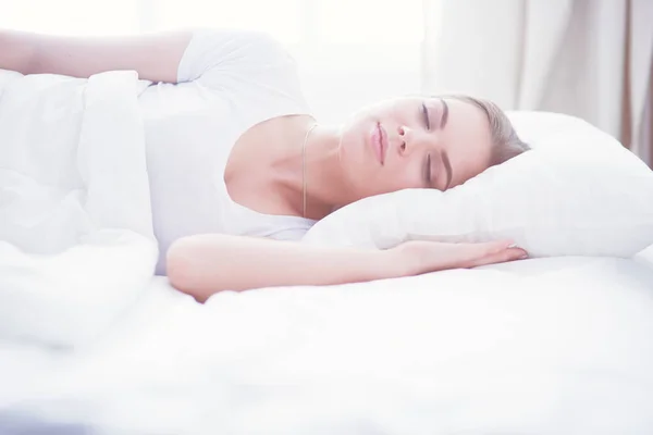 Szép fiatal szőke nő alszik az ágyban — Stock Fotó